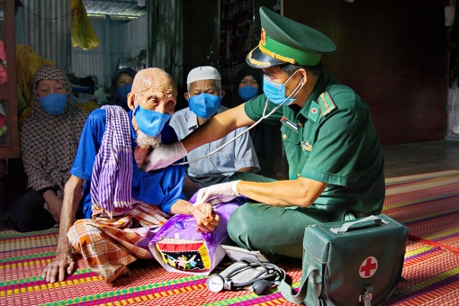 Đảng viên quân hàm xanh nơi tuyến đầu chống dịch - Kỳ 3: “Chúng tôi đi không tiếc đời mình”
