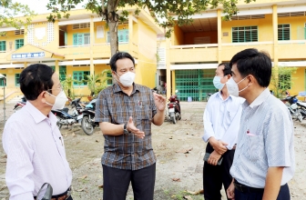 Phó Chủ tịch HĐND tỉnh An Giang Đỗ Tấn Kiết kiểm tra công tác tiêm chủng vaccine phòng COVID-19 ở huyện Châu Thành