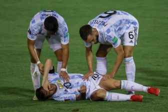 PSG nhận tin sét đánh, Messi dính chấn thương đầu gối