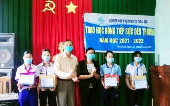 Hội Liên hiệp Phụ nữ huyện Thoại Sơn trao 14 suất học bổng cho học sinh nghèo hiếu học