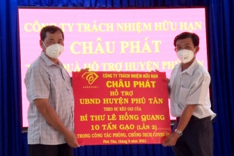 Phú Tân tiếp nhận trang thiết bị, vật tư y tế