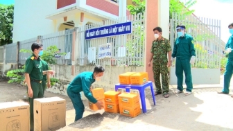 Ban Chỉ huy Quân sự huyện Phú Tân cấp phát lương khô và nhu yếu phẩm các khu điều trị F0