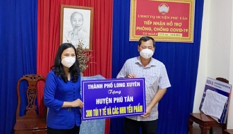 TP. Long Xuyên thăm, tặng 300 phần quà cho người dân huyện Phú Tân bị ảnh hưởng dịch COVID-19