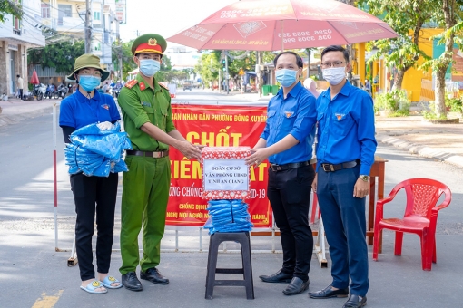 Tặng quà chốt kiểm soát dịch COVID-19, trao học bổng và quà Trung thu cho  học sinh trên địa bàn TP. Long Xuyên