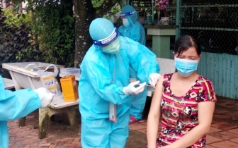 Phú Tân hoàn thành tiêm 10.000 liều vaccine phòng COVID-19 cho người dân vùng dịch