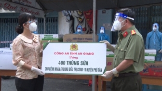 Công an An Giang trao quà hỗ trợ huyện Phú Tân phòng, chống dịch COVID-19