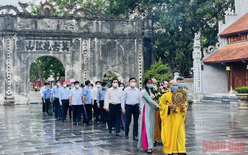 Dâng hương tưởng niệm Anh hùng dân tộc - Hưng Đạo Đại Vương Trần Quốc Tuấn