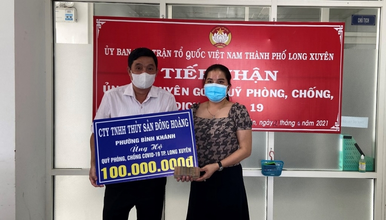 Tiếp nhận 100 triệu đồng đóng góp Quỹ  Phòng, chống COVID-19 TP. Long Xuyên từ doanh nghiệp