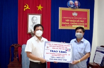 Điện lực Phú Tân trao tặng vật tư y tế và ủng hộ Quỹ Vaccine phòng, chống dịch COVID-19