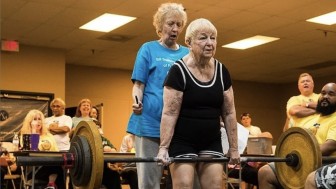 Cụ bà 100 tuổi lập kỷ lục trở thành VĐV nâng tạ lớn tuổi nhất thế giới, bí quyết khiến nhiều người bất ngờ