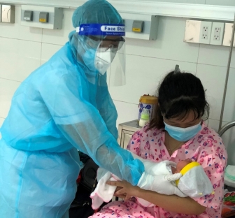 Sản phụ đón về từ tỉnh Bình Dương đã sinh con tại khu cách ly Bệnh viện Sản-Nhi An Giang