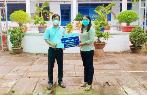 Tặng 30 thẻ bảo hiểm y tế cho học sinh có hoàn cảnh khó khăn