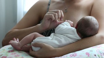 Các bà mẹ có thể truyền kháng thể COVID-19 cho con qua sữa mẹ