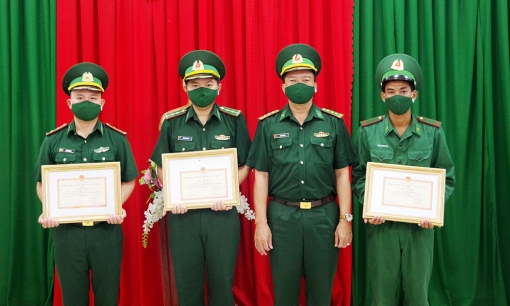 Khen thưởng 4 tập thể, cá nhân Đồn Biên phòng Cửa khẩu Long Bình