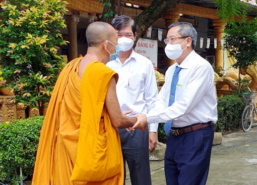 Phó Bí thư Thường trực Tỉnh ủy Lê Văn Nưng thăm, chúc Tết Sene Dolta tại huyện Tịnh Biên