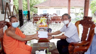 Bí thư Huyện ủy, Chủ tịch UBND huyện Tri Tôn thăm 3 chùa Khmer