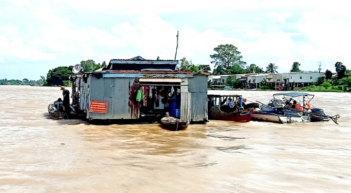 Di dời người dân sống ở làng bè Khánh An để phòng, chống dịch