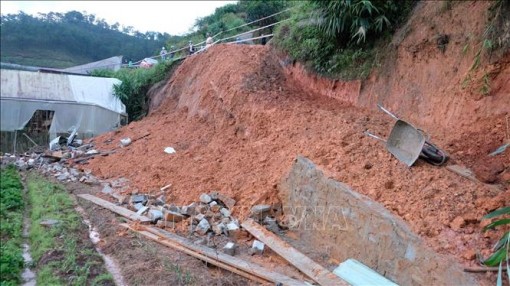 Sạt bờ taluy ở Đà Lạt vùi lấp 4 người, khiến 2 phụ nữ thiệt mạng