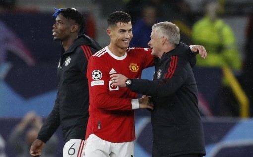 Champions League: Nhà vô địch bại trận, Ronaldo giúp M.U thắng ngược
