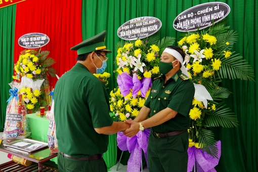 Cán bộ Biên phòng An Giang lập bàn thờ bái vọng mẹ trên biên giới