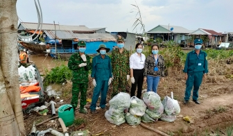 Đồn Biên phòng Phú Hữu hỗ trợ người dân khu làng bè trên sông Hậu