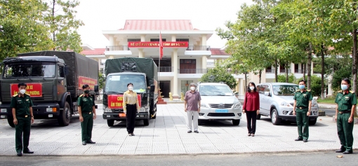 Hội Liên hiệp Phụ nữ tỉnh An Giang và Bộ Chỉ huy Quân sự tỉnh tặng 800 phần quà cho 2 huyện Chợ Mới, Phú Tân và TX. Tân Châu