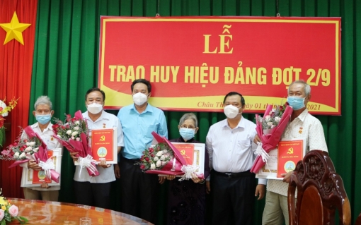 Huyện ủy Châu Thành trao tặng huy hiệu Đảng cho các đảng viên cao niên tuổi Đảng