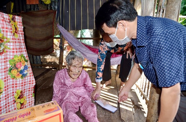 Trao quà các cụ có hoàn cảnh khó khăn  nhân ngày Quốc tế người cao tuổi