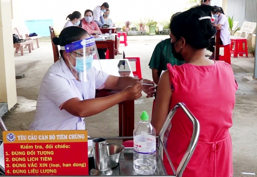 Thoại Sơn tiêm vắc-xin phòng COVID-19 cho mẹ mang thai và cho con bú