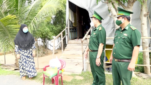 Bộ Chỉ huy Bộ đội Biên phòng tỉnh An Giang tặng quà đồng bào dân tộc thiểu số Chăm ở xã Khánh Bình