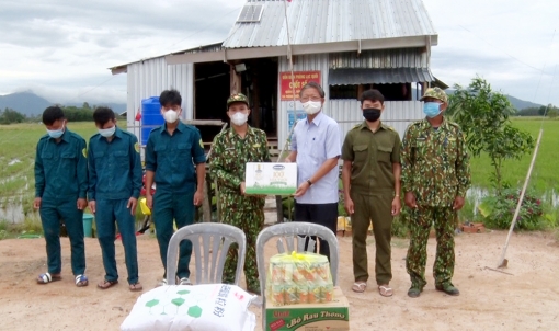 Lãnh đạo huyện Tri Tôn động viên chốt biên giới