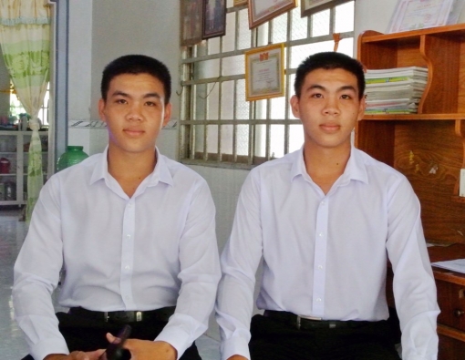 Anh em song sinh cùng mê nghiệp lính
