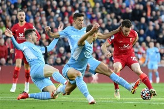 Salah ghi siêu phẩm, Liverpool chia điểm kịch tính với Liverpool