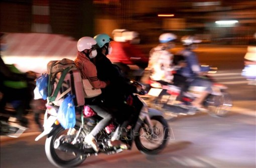 Dòng người tiếp tục đổ về miền Tây trong đêm