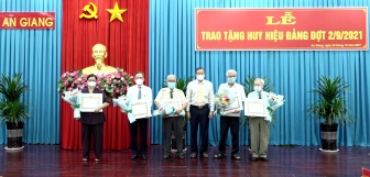 Ban Thường vụ Tỉnh ủy An Giang trao tặng huy hiệu Đảng đợt 2-9