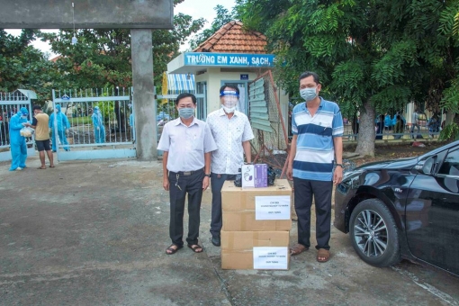 Chi bộ Doanh nghiệp tư nhân (Đảng ủy Khối Cơ quan và Doanh nghiệp tỉnh An Giang): Tặng thiết bị bảo hộ y tế cho lực lượng làm nhiệm vụ tiếp nhận người dân từ các tỉnh, thành phố về quê nhà
