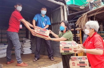 “Chuyến xe nghĩa tình” hỗ trợ nhu yếu phẩm cho người dân khó khăn huyện Phú Tân