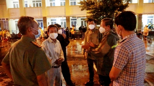 Bí thư Huyện ủy, Chủ tịch UBND huyện Tri Tôn động viên lực lượng tiếp nhận người dân về quê