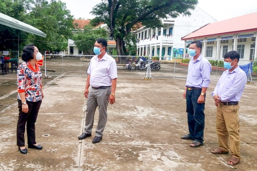 Bí thư Huyện ủy, Chủ tịch UBND huyện Thoại Sơn Nguyễn Thị Minh Kiều động viên lực lượng tiếp nhận dân về quê