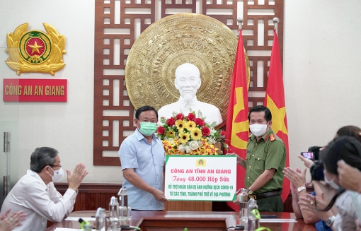 Công an An Giang hỗ trợ người dân gặp khó khăn do ảnh hưởng dịch bệnh COVID-19