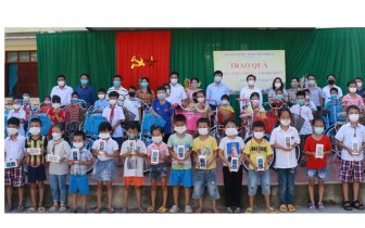 Hơn 2.500 học sinh tại Nghệ An được tặng điện thoại để học trực tuyến