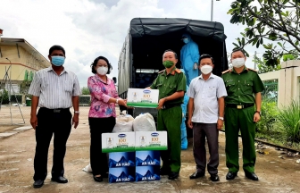 Công an An Giang trao quà hỗ trợ khu cách ly y tế tập trung Thoại Sơn