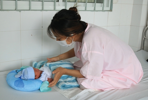 Những người mẹ trong khu cách ly