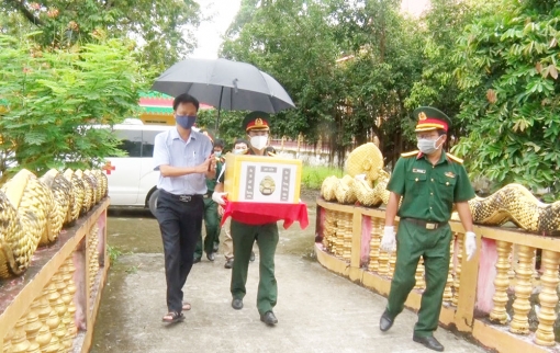 Tri Tôn tiếp nhận và bàn giao tro cốt người tử vong do COVID-19