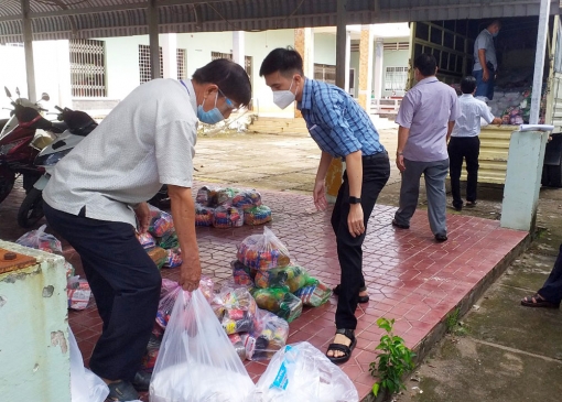 Hội Nông dân tỉnh An Giang trao 300 phần quà cho hội viên, nông dân 2 huyện Phú Tân, Chợ Mới
