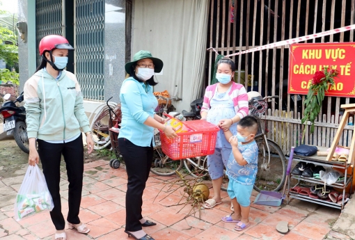 Hội Liên hiệp Phụ nữ huyện Châu Thành thăm, tặng quà phụ nữ và trẻ em từ các tỉnh, thành phố có dịch bệnh COVID-19 trở về địa phương