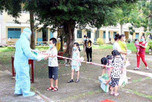 Giám đốc Công an tỉnh và Trưởng ban Nội chính Tỉnh ủy An Giang tặng sữa, thuốc hỗ trợ người dân bị ảnh hưởng dịch COVID-19 từ các tỉnh, thành phố về địa phương