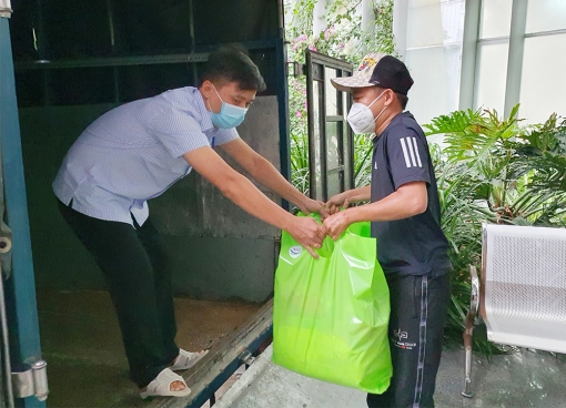 Sở Xây dựng An Giang tặng 200 phần quà cho người dân gặp khó khăn huyện Châu Thành