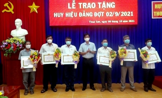 Huyện ủy Thoại Sơn trao huy hiệu Đảng đợt 2-9