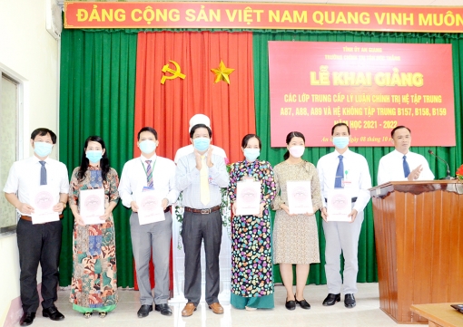 Trường Chính trị Tôn Đức Thắng khai giảng 6 lớp Trung cấp lý luận chính trị